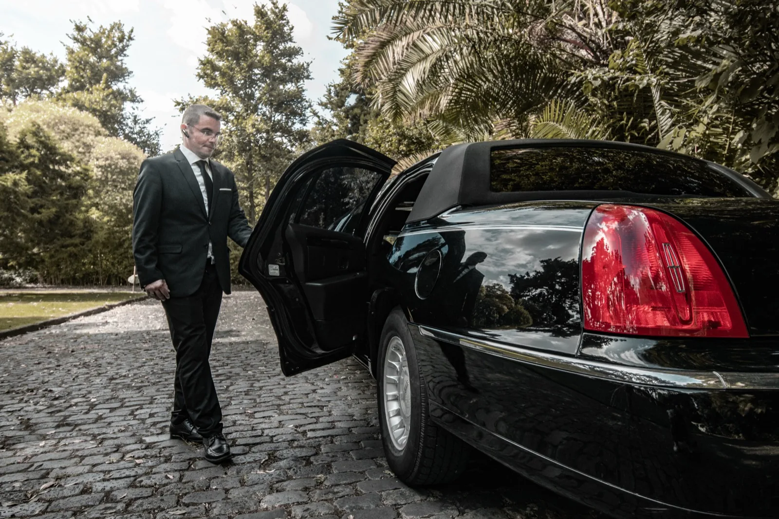 Motorista a abrir a porta da limousine em São Miguel